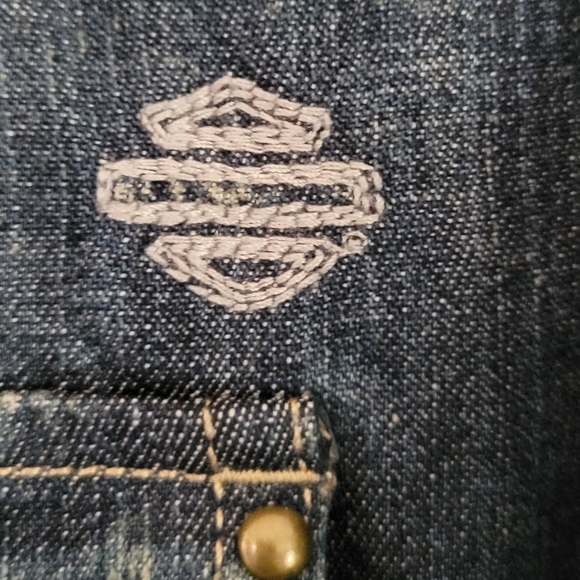 Harley Davidson Logo Embroidered Studded Denim Shirt Pearl Snap Roll Tab Sleeve - Picture 9 of 12